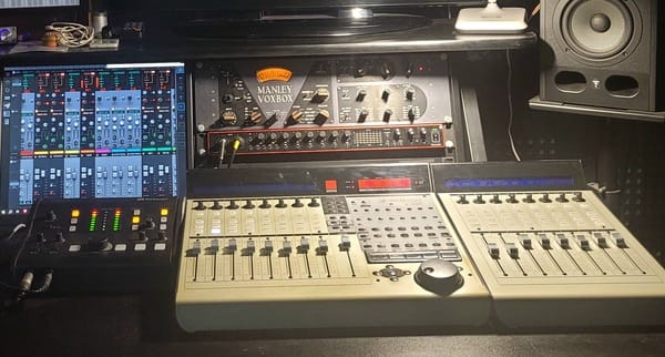 Console de mixage de la régie audio